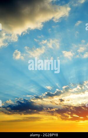 Spettacolare cielo colorato con le nuvole al tramonto. Foto Stock