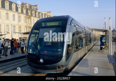 FRANCIA. GIRONDE (33) CITTÀ DI BORDEAUX. TRAM A PORTE DE BOURGOGNE STAZIONE A RICHELIEU QUAY Foto Stock