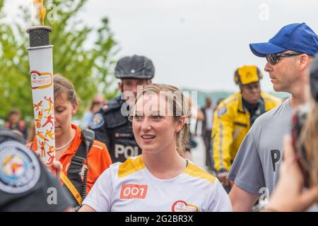 Canadian Trampoline Gymnast, Rosannagh MacLennan porta la torcia Toronto 2015 Pan Am Games, scortata dai poliziotti. Rosannagh MacLennan è un Cana Foto Stock