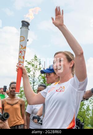 Toronto PanAm Games 2015 cerimonia di benvenuto del fuoco: Il trampolino Gymnast, Rosannagh MacLennan, porta la prima torcia Foto Stock