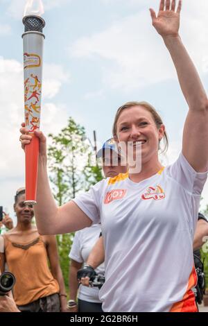 Toronto PanAm Games 2015 cerimonia di benvenuto del fuoco: Il trampolino Gymnast, Rosannagh MacLennan, porta la prima torcia Foto Stock