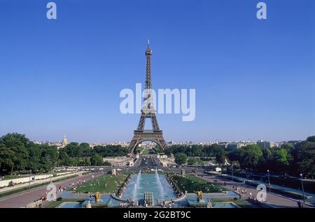 FRANCIA. PARIGI (75) 7 E 16 TH ARR. TOUR EIFFEL CON VISTA DAL GIARDINO DEL TROCADERO Foto Stock