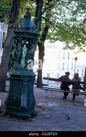 FRANCIA. PARIGI (75) 18 TH ARR. QUARTIERE DI MONTMARTRE. FONTANA DI WALLACE SU PIAZZA EMILE GOUDEAU Foto Stock