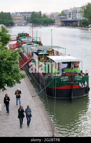 FRANCIA. PARIGI (75) 19 TH ARR. BASSIN DE LA VILLETTE. CANAL-BOAT Foto Stock