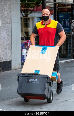 Corriere DHL consegna pacchi a Southport, Merseyside, Regno Unito Foto Stock