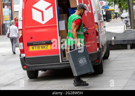 DPD negozio di abbigliamento consegna furgone a Southport, Merseyside 2021 Courier Store consegne nel centro città come negozi ricostituire le scorte di vendita di alta strada, Regno Unito Foto Stock