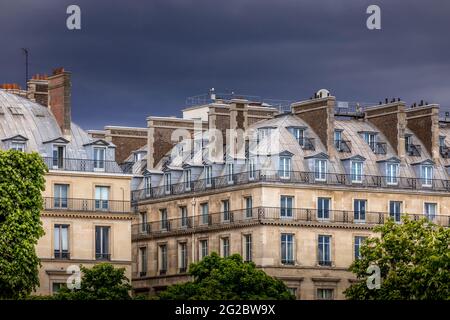 Parigi, Francia - 13 maggio 2021: Edifici tipici Haussmanniani a Parigi Foto Stock