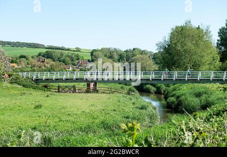 Alfriston, East Sussex, Regno Unito. 5 giugno 2021. Rambers sul ponte pedonale che attraversa il fiume Cuckmere ad Alfriston in Sussex est. Foto Stock