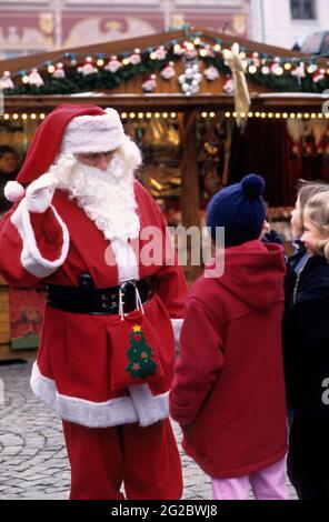 FRANCIA. HAUT-RHIN (68) REGIONE ALSAZIA. MULHOUSE. MERCATINO DI NATALE IN PIAZZA REUNION. BABBO NATALE Foto Stock