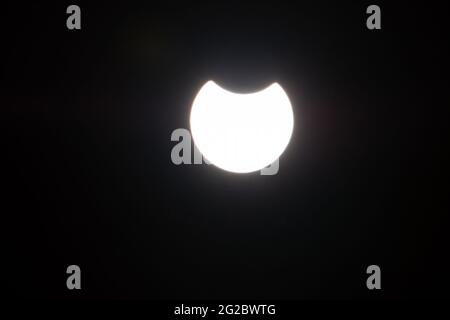 Bruxelles. 10 Giugno 2021. Foto scattata il 10 giugno 2021 mostra un'eclissi solare parziale a Bruxelles, in Belgio. Credit: Zhang Cheng/Xinhua/Alamy Live News Foto Stock