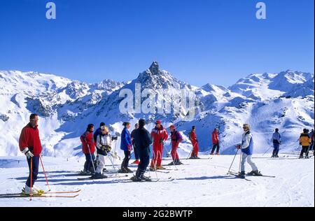 FRANCIA. SAVOIA (73) VALLE TARENTAISE. AREA SCIISTICA DI TROIS VALLEES. STAZIONE SCIISTICA DI COURCHEVEL. SULLO SFONDO L'AIGUILLE DU FRUIT MOUNTAIN Foto Stock