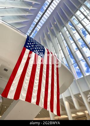 Grande bandiera americana all'interno dell'Oculus al World Trade Center di Manhattan, New York Foto Stock