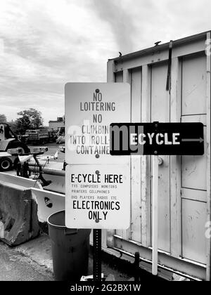 Centro eCycle per l'elettronica a Millburn, NJ, USA. Centro di raccolta per vecchi computer, TV e altri grandi componenti elettronici. Foto Stock