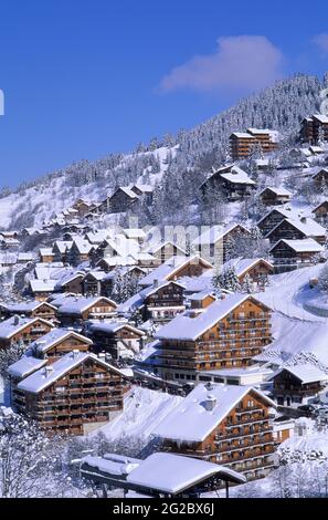 FRANCIA, SAVOIA (73) VALLE TARENTAISE, ZONA SCIISTICA DI TROIS VALLEES, MERIBEL Foto Stock