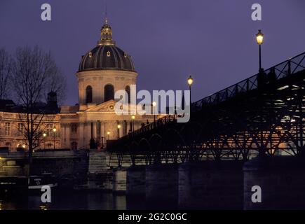 FRANCIA. PARIGI (75) 6E ARR. IL PONT DES ARTS BRIDGE E L'INSTITUT DE FRANCE (ACADEMIE FRANCAISE) Foto Stock