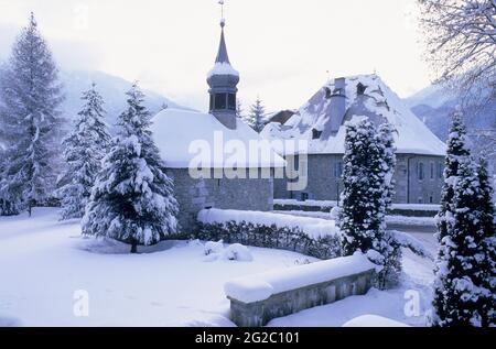 FRANCIA, HAUTE-SAVOIE (74) VILLAGGIO E STAZIONE SCIISTICA DI SAMOENS, CAPPELLA E CASA TIPICA Foto Stock