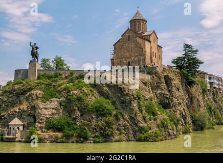 Tbilisi, Georgia – 7 agosto 2019: Paesaggio urbano – veduta della bella Chiesa dell'Assunzione della Vergine di Metekhi e del Monumento del Re Vakhtang su una scogliera sopra Kur Foto Stock