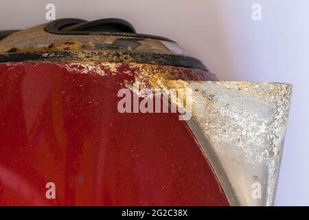 accumulo di calcare all'esterno del bollitore in un'area con acqua dura primo piano - calcare al carbonato di calcio Foto Stock