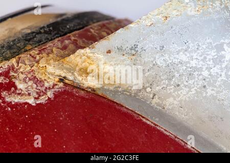 accumulo di calcare all'esterno del bollitore in un'area con acqua dura primo piano - calcare al carbonato di calcio Foto Stock