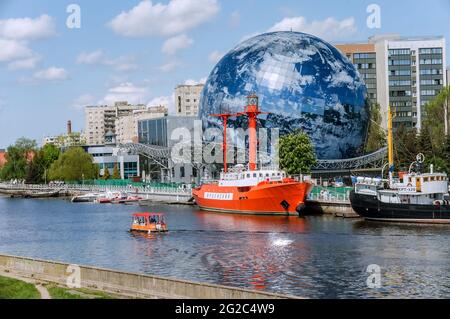 Kaliningrad, Russia, 17 maggio 2021. Nave museo. Una mostra del. Argine del museo marittimo. Edificio a sfera circolare. Foto Stock