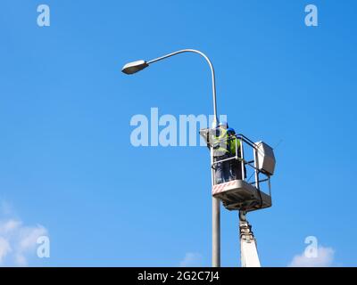 Operatori sulla piattaforma di sollevamento Foto Stock