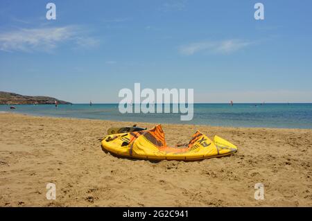 Prasonisi, Grecia 05-31-2021 attrezzatura da surf e kit sulla spiaggia e surfer in acqua Foto Stock