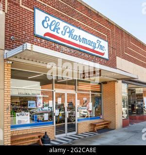 ELKIN, NC, USA-5 GIUGNO 2021: The Elk Pharmacy, un negozio indipendente di droga e di articoli vari di proprietà locale. Immagine orizzontale. Foto Stock
