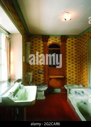 Bagno con wallpapered Foto Stock