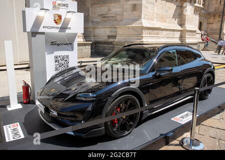 Milano, Italia. 10 giugno 2021. Porsche Taycan 4S Cross Turismo - MILANO, ITALIA, il Motor Show di Milano Monza, dal 10 al 13 giugno 2021 a Milano e Monza e presenterà le novità dei 60 costruttori di auto e moto partecipanti. Con un formato democratico, in cui i marchi esporranno le loro vetture su stand uguali, MIMO vuole dare un segnale di riavviamento al mondo della fiera e del settore automobilistico, con un libero accesso e una mostra sicura. Credit: Christian Santi/Alamy Live News Foto Stock