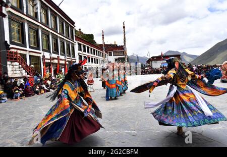 Lhasa, Regione Autonoma del Tibet della Cina. 9 Giugno 2021. I monaci buddisti eseguono la danza Cham presso il monastero di Drigung a Lhasa, regione autonoma del Tibet nella Cina sudoccidentale, il 9 giugno 2021. La danza Cham è un rituale mascherato e in costume eseguito da monaci buddisti tibetani. Credit: Chogo/Xinhua/Alamy Live News Foto Stock