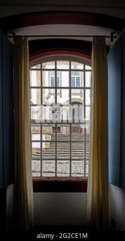 Vista della chiesa barocca attraverso la finestra coloniale, Sao Joao del Rei Foto Stock