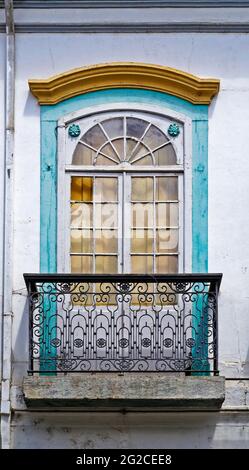 Balcone coloniale sulla facciata a Sao Joao del Rei, Brasile Foto Stock