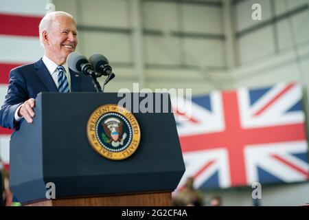 Il presidente degli Stati Uniti Joe Biden si rivolge ai membri del servizio americano durante una visita dopo l'atterraggio a RAF Mildenhall il 9 giugno 2021 a Mildenhall, Suffolk, Inghilterra. Il Presidente e la First Lady sono in Inghilterra per partecipare al vertice del G7. Foto Stock