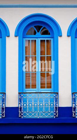 Vecchio balcone sulla facciata a Sao Joao del Rei, Brasile Foto Stock