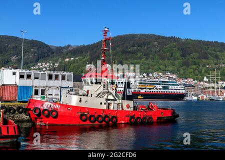 Rimorchiatore Bjønn (Bjoenn) ormeggio in banchina Tollboden, nel porto di Bergen, Norvegia. Foto Stock