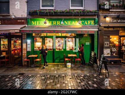 London Cafe. La façade di un tipico piccolo café nel cuore del quartiere Soho del centro di Londra. Foto Stock