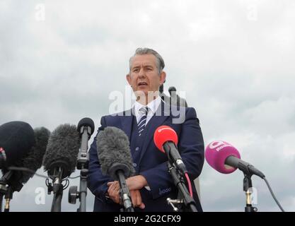 Il leader del DUP Edwin Poots parla ai media degli ultimi aggiornamenti sul protocollo dell'Irlanda del Nord, Brexit e il consiglio ministeriale nord-sud, di fronte alla statua di Edward Carson presso Stormont Buildings, Belfast. Data immagine: Giovedì 10 giugno 2021. Foto Stock