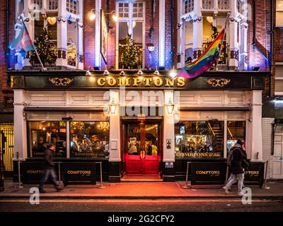 Comptons of Soho, un vecchio pub e un popolare bar gay su Old Compton Street nel cuore del quartiere gay di Londra. Foto Stock