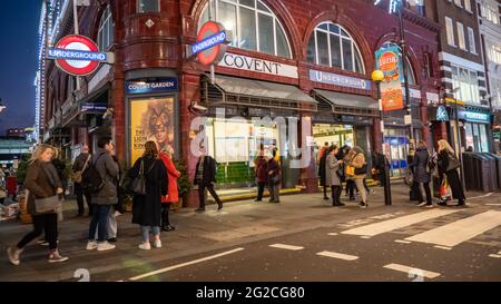 Stazione della metropolitana di Covent Garden. Una vista serale sulla strada della trafficata stazione della metropolitana, una popolare posizione nel centro di Londra per negozi e teatri. Foto Stock