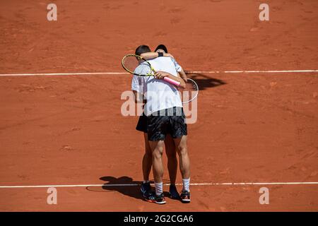 Parigi, Francia. 10 Giugno 2021. Desirae Krawczyk/Joe Salisbury (fronte) festeggiano la loro vittoria dopo la finale mista di due volte tra Desirae Krawczyk degli Stati Uniti/Joe Salisbury della Gran Bretagna ed Elena Vesnina/Aslan Caratsev della Russia del torneo di tennis Open francese al Roland Garros di Parigi, Francia, 10 giugno 2021. Credit: Aurelien Morissard/Xinhua/Alamy Live News Foto Stock