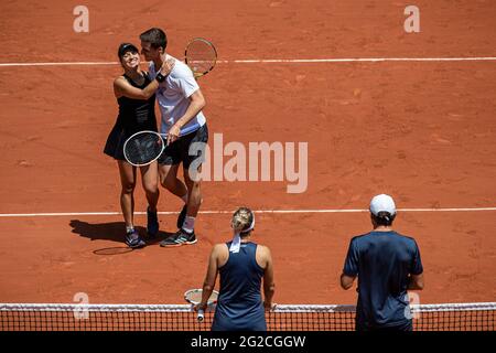 Parigi, Francia. 10 Giugno 2021. Desirae Krawczyk (TOP L)/Joe Salisbury (TOP R) festeggiano la loro vittoria dopo la finale doppia mista tra Desirae Krawczyk degli Stati Uniti/Joe Salisbury della Gran Bretagna ed Elena Vesnina/Aslan Caratsev della Russia del torneo di tennis Open francese al Roland Garros di Parigi, Francia, 10 giugno 2021. Credit: Aurelien Morissard/Xinhua/Alamy Live News Foto Stock