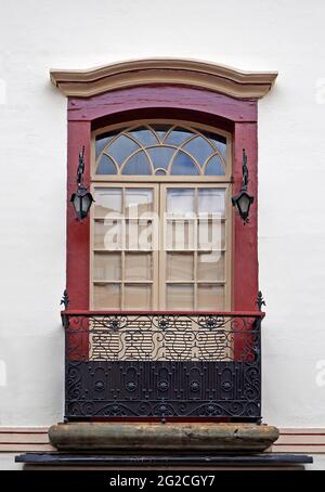 Balcone coloniale sulla facciata a Sao Joao del Rei, Brasile Foto Stock