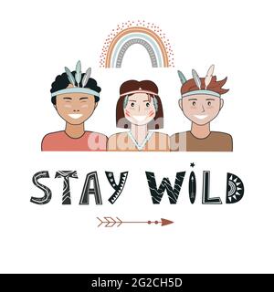 Bambini con archetti indiani e scritta Stay Wild in stile scandinavo. Boy and Girl Have Fun Vector Set, sfondo di avventura Illustrazione Vettoriale