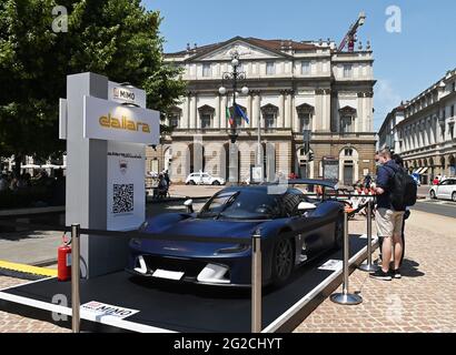 Milano, Italia. 10 giu 2021. Milano, Italia. 10 Giugno 2021. Milano, Italia MIMO Milano Monza Motor Show 2021 inaugura il taglio del nastro in Piazza Duomo con Andrea Levy presidente MIMO, Angelo Sticchi Damiani presidente di ACI, Geronimo la Russa, presidente del Club Automobile Milano, i sindaci di Milano Beppe Sala e quello di Monza Dario Allevi, Fabrizio Sala Consigliere Regionale con oltre 60 costruttori automobilistici partecipanti espongono i luoghi simbolici della città e al circuito di Monza nella foto: Mostra di auto nei luoghi simbolici di Milano Credit: Agenzia indipendente di Foto/Alamy Foto Stock