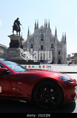 Milano, Italia. 10 giu 2021. Milano, Italia. 10 Giugno 2021. Milano, Italia MIMO Milano Monza Motor Show 2021 inaugura il taglio del nastro in Piazza Duomo con Andrea Levy presidente MIMO, Angelo Sticchi Damiani presidente di ACI, Geronimo la Russa, presidente del Club Automobile Milano, i sindaci di Milano Beppe Sala e quello di Monza Dario Allevi, Fabrizio Sala Consigliere Regionale con oltre 60 costruttori automobilistici partecipanti espongono i luoghi simbolici della città e al circuito di Monza nella foto: Mostra di auto nei luoghi simbolici di Milano Credit: Agenzia indipendente di Foto/Alamy Foto Stock