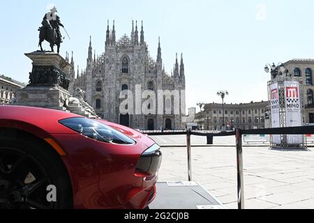 Milano, Italia. 10 giu 2021. Milano, Italia. 10 Giugno 2021. Milano, Italia MIMO Milano Monza Motor Show 2021 inaugura il taglio del nastro in Piazza Duomo con Andrea Levy presidente MIMO, Angelo Sticchi Damiani presidente di ACI, Geronimo la Russa, presidente del Club Automobile Milano, i sindaci di Milano Beppe Sala e quello di Monza Dario Allevi, Fabrizio Sala Consigliere Regionale con oltre 60 costruttori automobilistici partecipanti espongono i luoghi simbolici della città e al circuito di Monza nella foto: Mostra di auto nei luoghi simbolici di Milano Credit: Agenzia indipendente di Foto/Alamy Foto Stock