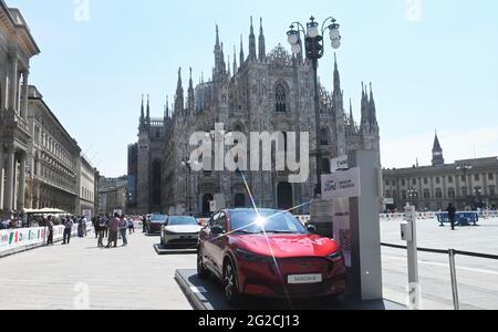 Milano, Italia. 10 giu 2021. Milano, Italia. 10 Giugno 2021. Milano, Italia MIMO Milano Monza Motor Show 2021 inaugura il taglio del nastro in Piazza Duomo con Andrea Levy presidente MIMO, Angelo Sticchi Damiani presidente di ACI, Geronimo la Russa, presidente del Club Automobile Milano, i sindaci di Milano Beppe Sala e quello di Monza Dario Allevi, Fabrizio Sala Consigliere Regionale con oltre 60 costruttori automobilistici partecipanti espongono i luoghi simbolici della città e al circuito di Monza nella foto: Mostra di auto nei luoghi simbolici di Milano Credit: Agenzia indipendente di Foto/Alamy Foto Stock