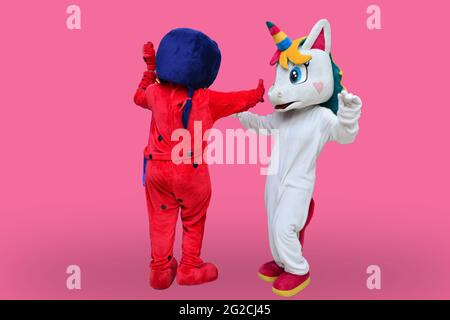 Clown Unicorn. Un clown che balla sul compleanno di una ragazza Foto Stock