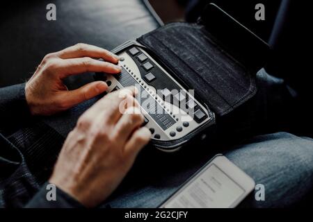 Uomo che usa la tastiera Braille Foto Stock