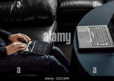 Uomo che usa la tastiera Braille Foto Stock